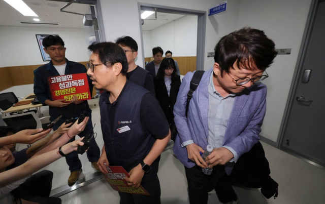 서승욱 카카오 노조 지회장(왼쪽)과 사측 관계자들이 지난 27일 경기 수원시 경기지방노동위원회에서 열린 카카오 노사 2차 조정 회의에 참석, 조정회의실로 들어가고 있다. 연합뉴스
