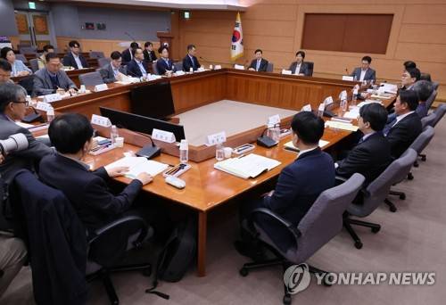 국민연금기금운용위원회, 발언하는 정은경 장관(서울=연합뉴스) 이정훈 기자 = 정은경 보건복지부 장관이 14일 서울 종로구 정부서울청사 별관에서 열린 제3차 국민연금기금운용위원회에서 발언하고 있다. 2026.4.14 uwg806@yna.co.kr