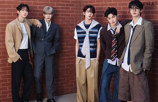 유승언 재킷 자개, 이너 톱·팬츠 모두 피터 우, 네크리스 포뮬로, 팬츠에 연출한 타이 스태프온리, 스니커즈 스타일리스트 소장품. 리키 재킷·팬츠 모두 자개, 스니커즈 바이론, 이너 셔츠·이어링·네크리스 모두 스타일리스트 소장품. 한유진 니트 베스트 스태프온리, 팬츠 앤 드뮐미스터, 이너 톱 스타일리스트 소장품. 장하오 카디건 에스티유, 이너 셔츠·팬츠 모두 본봄, 타이 랜 아카이브, 이어링 스타일리스트 소장품. 김규빈 재킷 ERL, 이너 셔츠 노블레스트, 쇼츠 지용킴, 안경 뭍, 타이 랜 아카이브 제품.