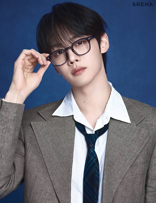 김규빈 재킷 ERL, 이너 셔츠 노블레스트, 안경 뭍, 타이 랜 아카이브 제품.