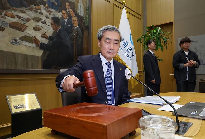 신현송 한국은행 총재가 28일 오전 서울 중구 한국은행에서 열린 금융통화위원회 본회의에 참석해 의사봉을 두드리고 있다. 2026.5.28 ⓒ 뉴스1 사진공동취재단