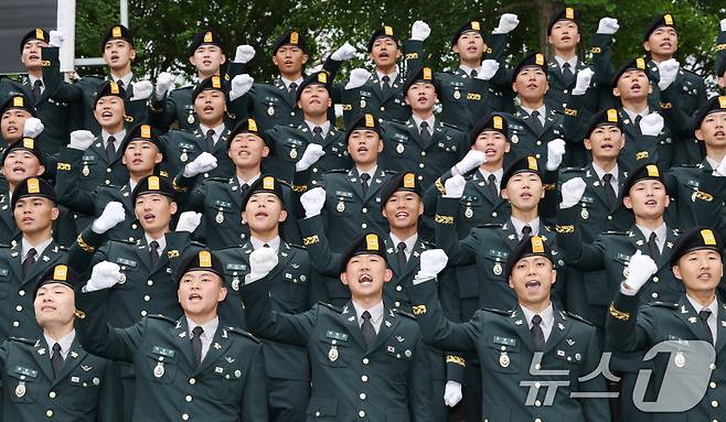 28일 경기 광주시 육군 특수전학교에서 열린 '특전부사관 263기 임관식'에서 신임 특전부사관들이 군가를 부르고 있다. 2026.5.28 ⓒ 뉴스1 김영운 기자