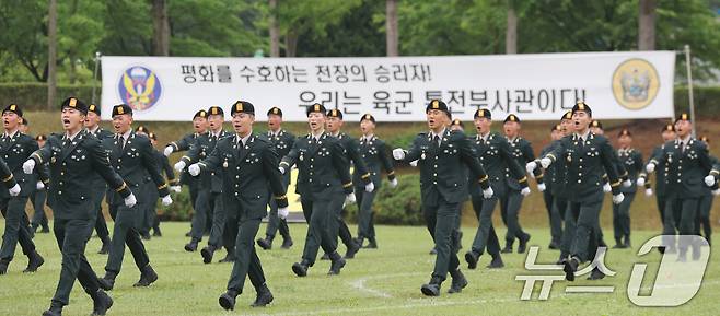 28일 경기 광주시 육군 특수전학교에서 열린 '특전부사관 263기 임관식'에서 신임 특전부사관들이 연병장에 들어서고 있다. 2026.5.28 ⓒ 뉴스1 김영운 기자