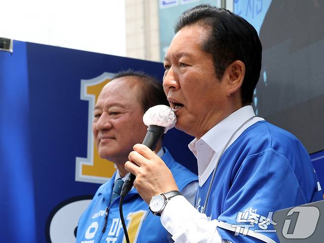 정청래 더불어민주당 대표가 28일 오후 서울 마포구 망원역 앞에서 유권자들에게 지지를 호소하고 있다. 2026.5.28 ⓒ 뉴스1 황기선 기자