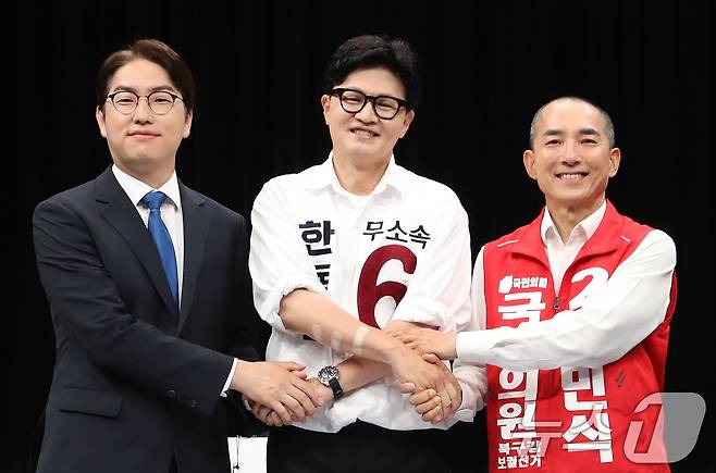 하정우 더불어민주당 부산 북구갑 국회의원 후보(왼쪽부터), 한동훈 무소속 부산 북구갑 국회의원 후보, 박민식 국민의힘 부산 북구갑 국회의원 후보가 28일 오후 부산 동구 부산MBC에서 열린 북구갑 국회의원 보궐선거 토론회에서 앞서 기념촬영을 하고 있다. 2026.5.28 ⓒ 뉴스1 윤일지 기자