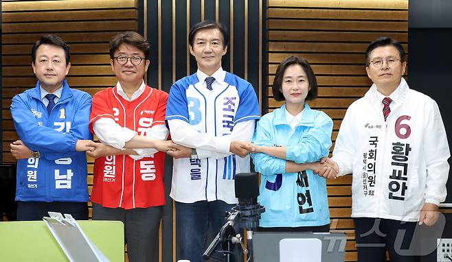 경기 평택을에 출마하는 국회의원 후보자들이 27일 서울 양천구 목동 CBS에서 열린 박재홍의 한판승부 평택을 후보자 초청 토론회에서 기념 촬영을 하고 있다. 왼쪽부터 더불어민주당 김용남, 국민의힘 유의동, 조국혁신당 조국, 진보당 김재연, 자유와혁신 황교안 후보. (노컷뉴스 제공. 재판매 및 DB 금지) 2026.5.27 ⓒ 뉴스1
