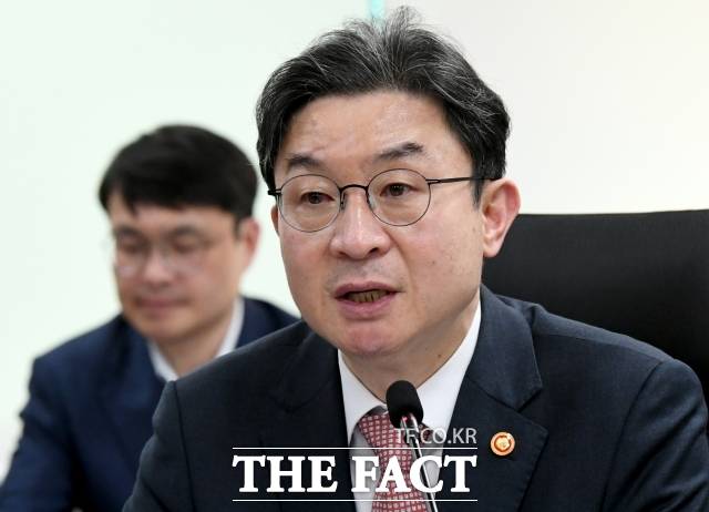 지난 1월 28일 이억원 금융위원장은 정부서울청사에서 열린 출입기자단 월례 간담회에서 "해외에서는 단일종목 레버리지 ETF가 이미 출시돼 있는데 국내에서는 비대칭 규제로 투자 수요를 충족하지 못하는 문제가 있었다"며 "규제를 신속히 개선해 국내 자본시장의 매력도를 높이겠다"고 밝혔다. /박상민 기자