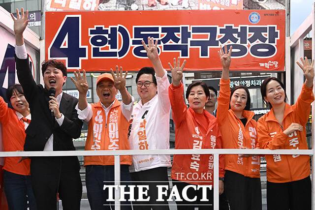 이준석 개혁신당 대표(왼쪽 두번째)와 박일하 동작구청장 후보(왼쪽 네 번째), 이주영 의원(오른쪽) 등이 28일 오후 서울 동작구 남성사계시장 앞에서 지지를 호소하고 있다. /송호영 기자