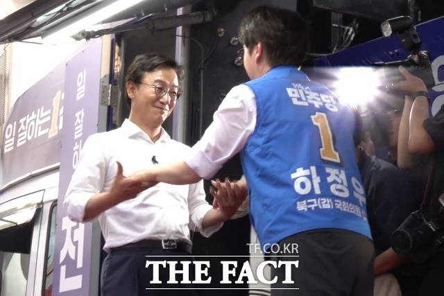 전재수 후보와 하정우 후보가 28일 부산 북구 덕천동 젊음의거리에서 열린 합동 유세에서 포옹을 하고 있다. /부산 북구=김민지 기자