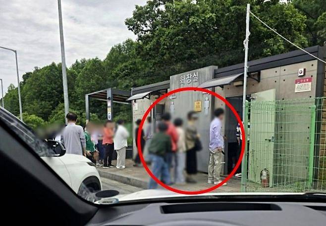 경기 남양주시 한 졸음쉼터의 화장실 앞. 남자 화장실 쪽에 줄을 선 여성들의 모습을 확인할 수 있다. SNS 캡처