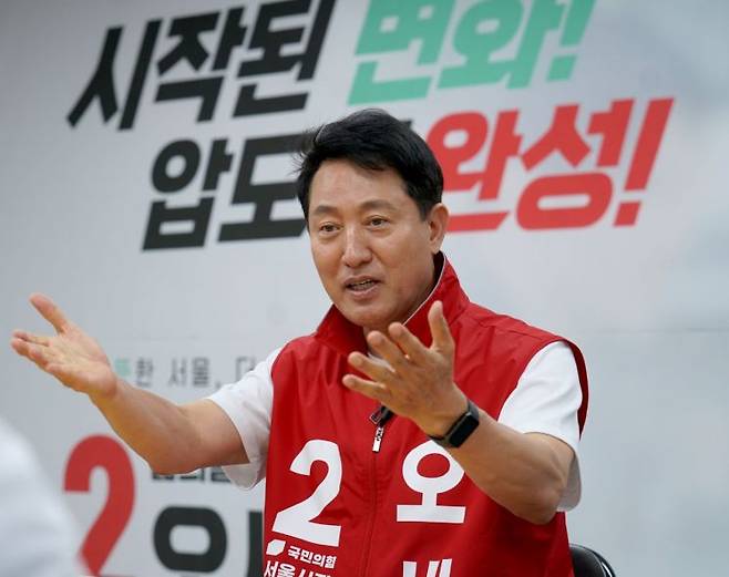 오세훈 국민의힘 서울시장 후보가 서울 종로구 선거캠프 사무실에서 본인의 강점에 대해 소개하고 있다. 오 후보 캠프 제공