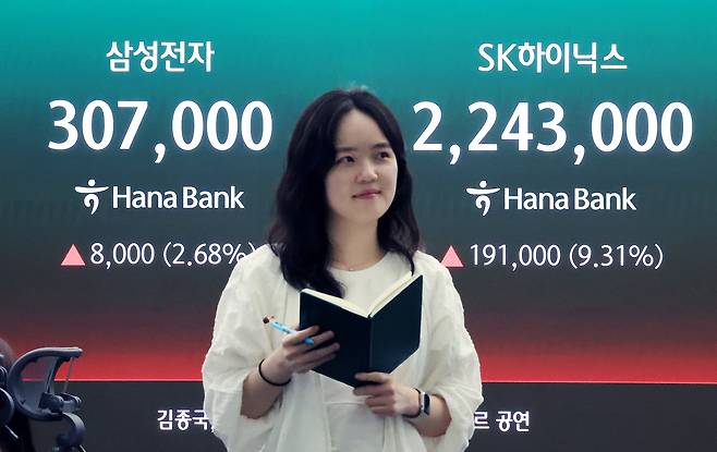삼성전자와 SK하이닉스가 레버리지 상장지수펀드(ETF)에 출시된 27일 서울 중구 하나은행 딜링룸 현황판에 종가가 표시되고 있다. 이날 삼성전자는 전 거래일 대비 8,000원(2.68%) 오른 307,000원에, SK 하이닉스는 전 거래일 대비 191,000원(9.31%) 오른 2,243,000원에 장을 마쳤다. /뉴스1