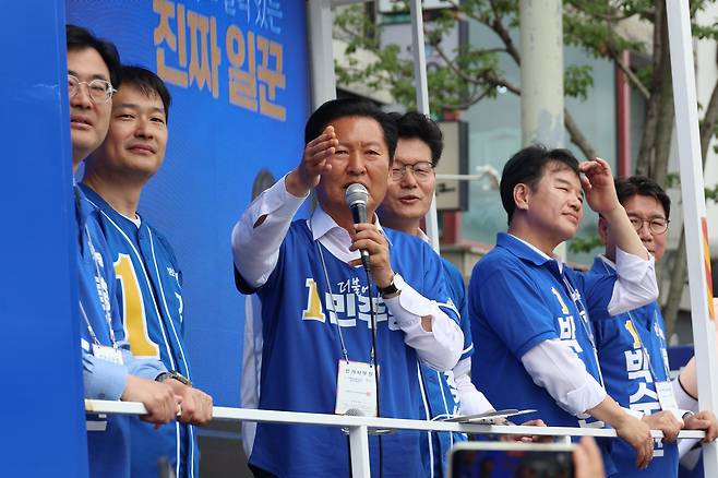 정청래 더불어민주당 총괄상임선거대책위원장이 27일 충남 공주 신관동 흑수골길을 찾아 김영빈(공주·부여·청양) 국회의원·김정섭 공주시장 후보 지원유세를 하고 있다. /뉴시스