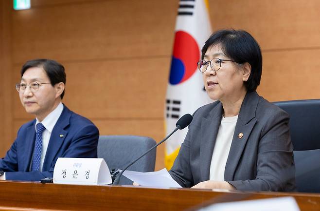 정은경 보건복지부 장관이 28일 정부서울청사에서 열린 제5차 국민연금 기금운용위원회를 주재하고 있다./보건복지부 제공