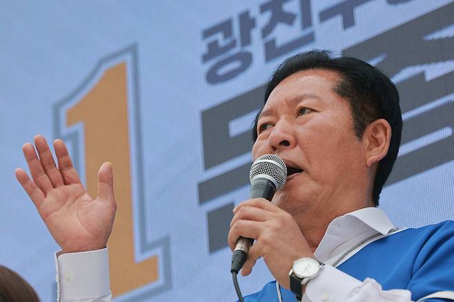 정청래 더불어민주당 총괄상임선거대책위원장이 28일 서울 광진구 건대입구역 앞 사거리에서 문종철 광진구청장 후보에 대한 지지를 호소하고 있다. 연합뉴스
