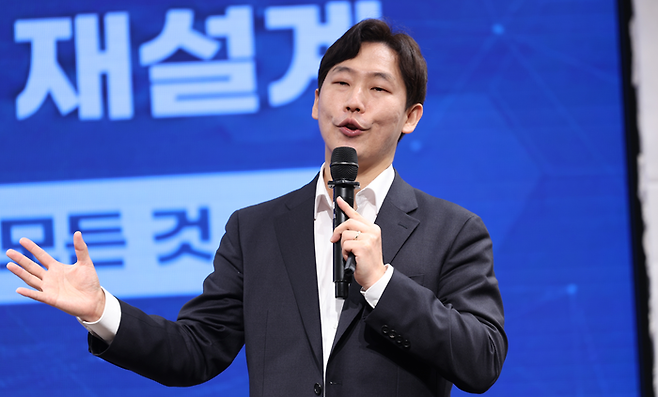 이강희 우리투자증권 IRP상품부 과장이 28일 오전 서울 여의도 CCMM빌딩 컨벤션홀에서 열린 데일리안 2026 글로벌 금융비전 포럼 '부동산 절연 시대, 금융증권의 새 판'에서 전문가 발표하고 있다. ⓒ데일리안 방규현 기자