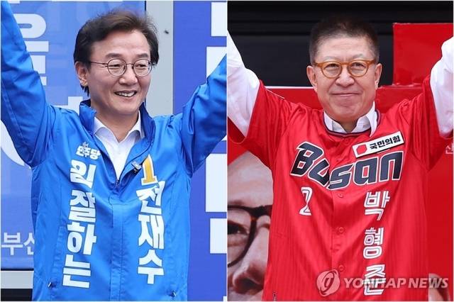 부산 부전역에서 지난 21일 출정식을 하는 전재수 더불어민주당 부산시장 후보(왼쪽)와 같은 날 부산역에서 열린 국민의힘 부산 합동 출정식에 참석한 박형준 부산시장 후보. 연합뉴스