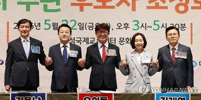 (왼쪽부터) 조국혁신당 조국, 더불어민주당 김용남, 국민의힘 유의동, 진보당 김재연, 자유와혁신 황교안 후보가 지난 22일 경기 평택시 팽성국제교류센터에서 열린 평택지역신문협의회·평택시 기자단 주최 경기 평택을 국회의원 재보궐선거 후보자 초청토론회에 앞서 기념촬영을 하고 있다. 연합뉴스