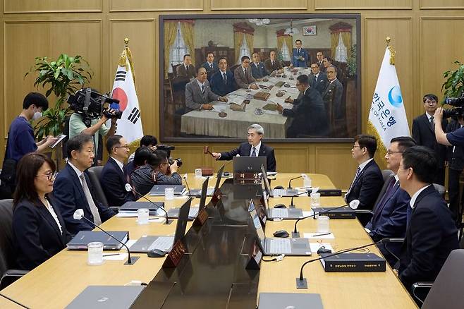 신현송 한국은행 총재(가운데)가 28일 서울 중구 한은 본관에서 금융통화위원회 본회의를 주재하고 있다. 한은 제공