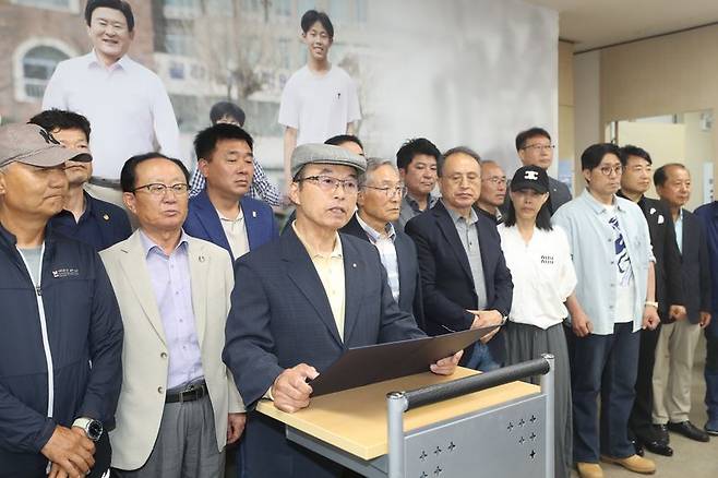 제주교육을 사랑하는 체육인 모임이 28일 김광수 제주특별자치도교육감 후보 선거사무소에서 김 후보 지지를 선언하고 있다. 도내 23개 체육 종목단체 회장들은 학교체육 발전과 교육정책의 연속성을 이유로 김 후보 지지 입장을 밝혔다. /사진=김광수 후보 캠프 제공