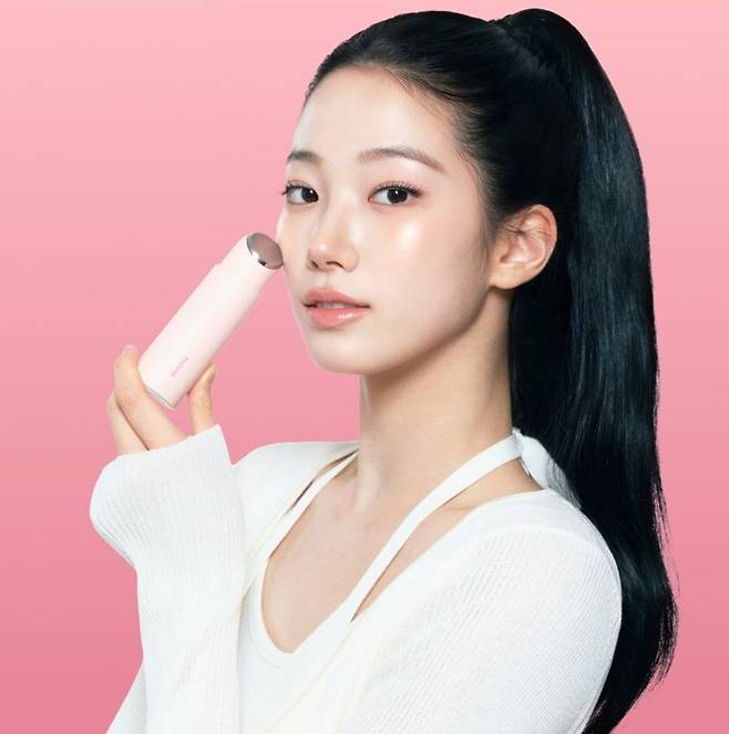 톰 브랜드 모델 카즈하와 뷰티 디바이스 '투앤티업'. 앳홈 제공