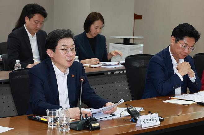 이억원 금융위원장이 28일 서울 중구 신용회복위원회 서민금융통합지원센터에서 열린 제5차 포용적 금융 대전환 회의를 주재하고 있다. 금융위원회 제공