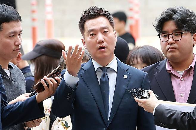 배우 김수현의 명예를 훼손한 혐의를 받는 김세의 가로세로연구소 대표가 26일 오전 서울 서초구 서울중앙지방법원에서 열린 구속 전 피의자 심문(영장실질심사)에 출석하고 있다. 사진공동취재단