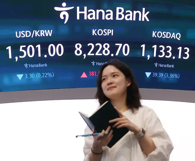 27일 서울 중구 하나은행 본점 딜링룸 현황판에 원/달러 환율, 코스피, 코스닥 지수가 표시돼 있다. 2026.05.27 사진=한경 이솔 기자