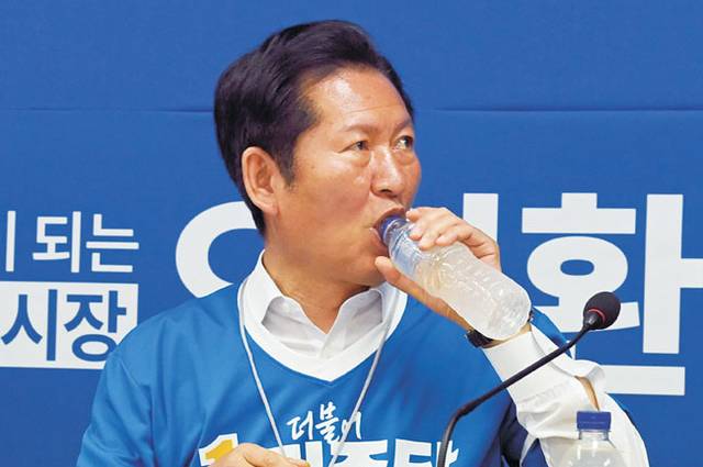 정청래 더불어민주당 대표 겸 6·3 지방선거 총괄상임선거대책위원장이 27일 오전 충남 논산시 오인환 논산시장 후보 선거사무소에서 열린 현장 중앙선거대책위원회의 도중 물을 마시고 있다. 곽성호 기자