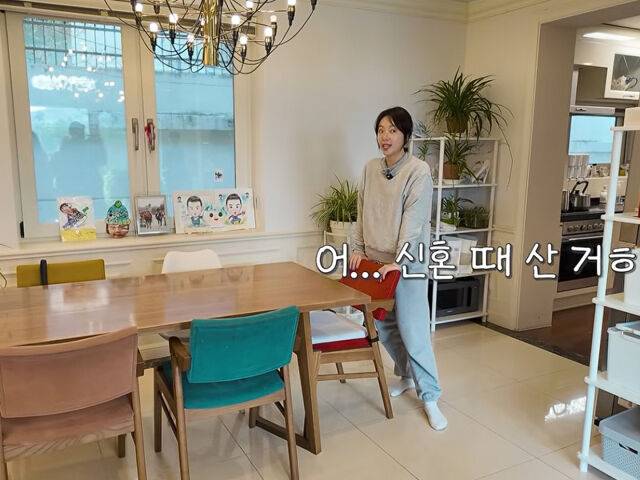 황정음이 가구에 대해 언급했다. / 유튜브 '황정음'