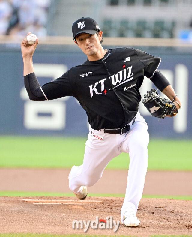 2026년 5월 28일 오후 서울 잠실구장에서 열린 '2026 신한 SOL KBO리그' KT 위즈와 두산 베어스의 경기. KT 선발투수 고영표가 역투하고 있다./잠실=유진형 기자