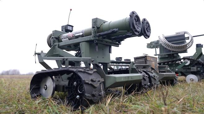 우크라이나의 무인지상차량(UGV). 대전차무기로 보이는 발사관과 기관총을 장착한 지상 드론이 전장에 투입되고 있다. 키이우 포스트 제공