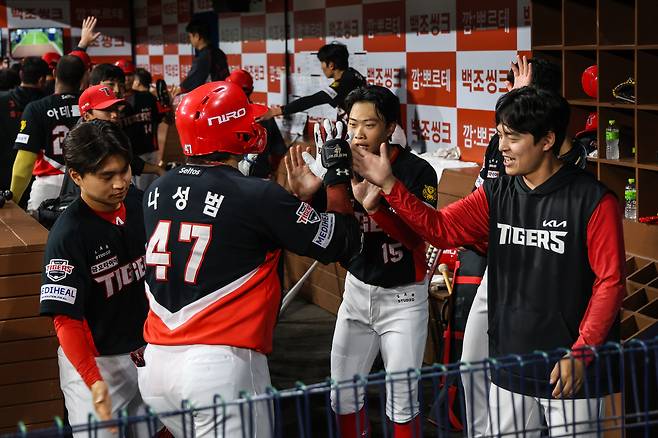 KIA 나성범이 지난 27일 키움전에서 홈런을 치자 박재현이 맞아주며 축하하고 있다. KIA 타이거즈 제공