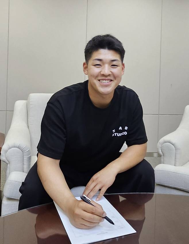 KIA 타이거즈가 아시아쿼터 투수 시라카와 케이쇼와 총액 10만 달러에 계약했다. 시라카와는 지난 2024년 SSG 랜더스와 두산 베어스 소속으로 KBO리그 무대를 누볐으며, 12경기 57⅓이닝 4승 5패 46탈삼진 평균자책점 5.65의 기록을 남겼다. 올해는 일본 도쿠시마 인디고삭스 소속으로 독립리그 경기를 소화했다. 5경기 25이닝 1승 1패 34탈삼진 평균자책점 1.08을 기록했다. KIA 타이거즈