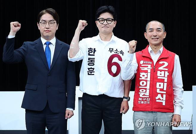 파이팅하는 부산 북갑 보궐선거 후보들 (부산=연합뉴스) 손형주 기자 = 28일 오후 부산 동구 부산 MBC에서 열린 북갑 보궐선거 후보자 토론회에서 더불어민주당 하정우(왼쪽부터), 무소속 한동훈, 국민의힘 박민식 후보가 토론 전 파이팅을 외치며 사진 촬영을 하고 있다. 2026.5.28 handbrother@yna.co.kr