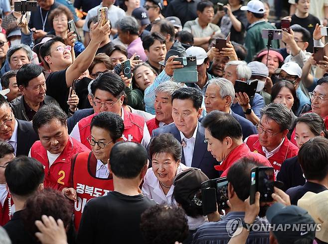 문경 찾은 박근혜 전 대통령 (문경=연합뉴스) 윤관식 기자 = 박근혜 전 대통령이 28일 경북 문경시 청운각을 찾아 지지자들과 인사하고 있다. 2026.5.28 psik@yna.co.kr