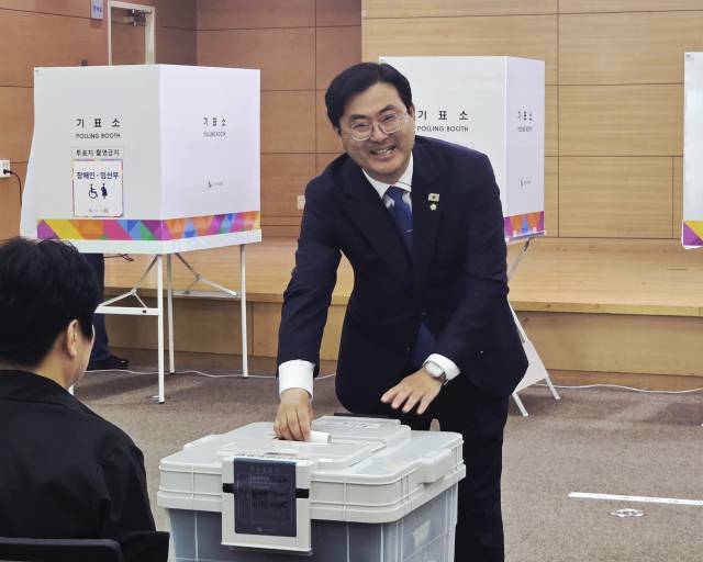 이정문 국회의원이 '6.3 지방선거' 사전투표 첫날인 29일 천안시청 대회의실에 마련된 불당1동 사전투표소에서 표를 행사하고 있다. 사진=박동혁 기자.