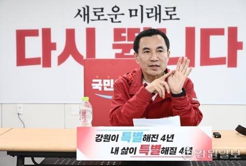 ◇국민의힘 김진태 강원지사 후보가 지난 6일 도당 사무실에서 기자간담회를 열고 강원형 4대 도민연금 공약을 제시했다. 신세희기자