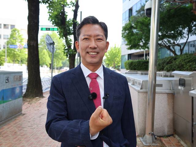 김장호 국민의힘 구미시장 후보가 29일 송정동행정복지센터에서 사전 투표를 마친 뒤 인증사진을 찍고 있다. 김장호 후보 제공