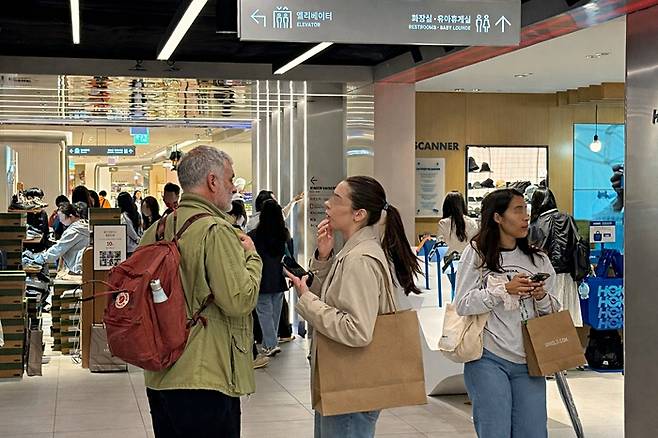 한국 패션 브랜드 등을 갖춘롯데백화점 본점 키네틱 그라운드에서 외국인 관광객들이 쇼핑을 즐기고 있다. /사진: 롯데백화점 제공