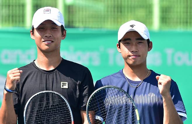 ITF M15 김천 국제남자테니스대회 복식 결승에 진출한 김장준(왼쪽)과 정연수. 두 선수는 30일 일본의 오키 유토-사이토 게이스케 조를 상대로 우승에 도전한다. 대한테니스협회 제공