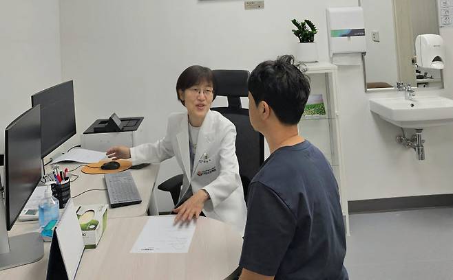 조윤수 국립소방병원 통합재활센터장이 환자를 진료하고 있다. (사진=소방청)
