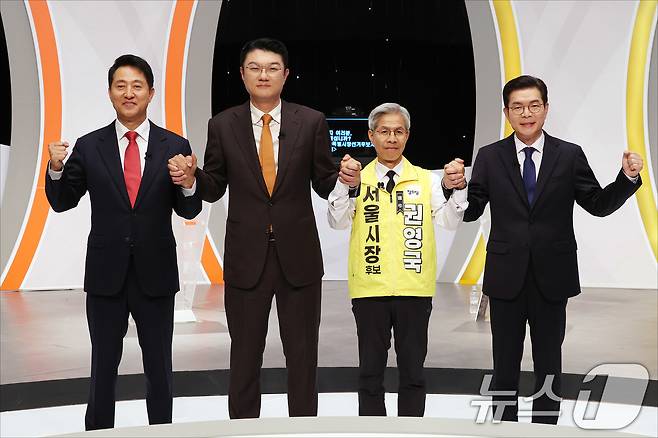 오세훈 국민의힘 서울시장 후보, 김정철 개혁신당 서울시장 후보, 권영국 정의당 서울시장 후보, 정원오 더불어민주당 서울시장 후보가 28일 오후 서울 마포구 SBS프리즘타워에서 열린 2026 서울특별시장선거 후보자 토론회 시작 전 기념촬영을 위해 포즈를 취하고 있다. (공동취재) 2026.5.28 ⓒ 뉴스1 김도우 기자