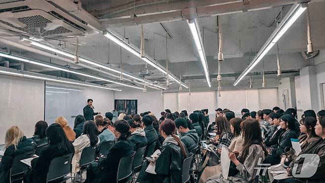주식회사 누아르 송강우(34) 대표가 부산 미용인들을 대상으로 강의를 진행 중인 모습.(송강우 대표 제공)