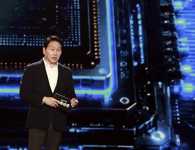 최태원 SK그룹 회장 겸 대한상공회의소 회장이 28일 KBS가 방송한 '인재전쟁2'에서 질문에 답을 하고 있다.(SK 제공)/뉴스1