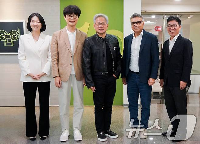 최수연 네이버 대표(왼쪽부터), 이해진 네이버 이사회 의장, 젠슨 황 엔비디아 CEO, 제이 퓨리 인비디아 총괄 부사장, 김유원 네이버클라우드 대표가 기념 촬영을 하고 있다. (네이버클라우드 제공. 재판매 및 DB 금지) 2025.5.23 ⓒ 뉴스1