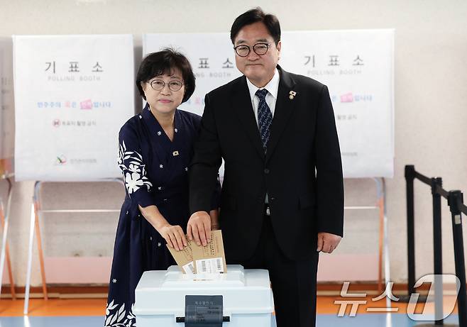 퇴임을 앞둔 우원식 국회의장과 부인 신경혜 여사가 제9회 전국동시지방선거 사전투표 첫날인 29일 오전 서울 용산구 한남동주민센터에 마련된 사전투표소에서 한 표를 행사하고 있다. 2026.5.29 ⓒ 뉴스1 오대일 기자