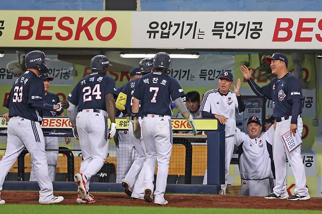 두산 강승호가 29일 대그삼성라이온즈파크에서 열린 2026 KBO리그 정규시즌 삼성전에서 9회초 역전 만루포를 때린 후 더그아웃으로 들어가고 있다. 사진 | 두산 베어스