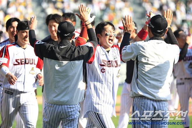 24일 잠실구장에서 열린 LG와 키움의 경기. 9회말 2사 1, 2루. LG 박해민이 키움 유토를 상대로 끝내기 3점 홈런을 날렸다. 환호하고 있는 박해민. 잠실=송정헌 기자songs@sportschosun.com/2026.05.24/
