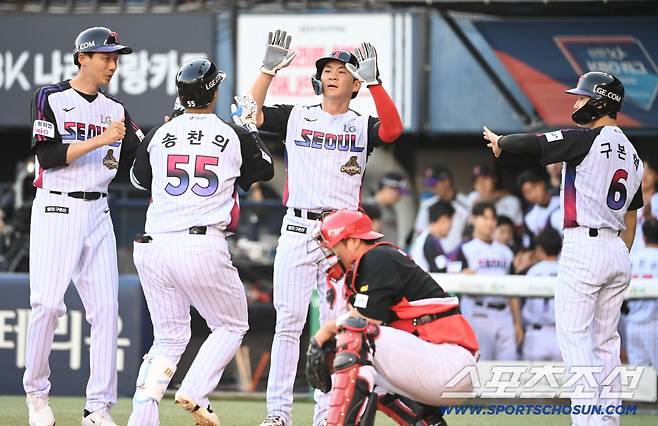 29일 잠실야구장에서 열린 KIA와 LG의 경기. 1회말 2사 1,2루 송찬의가 3점홈런을 치고 기쁨을 나누고 있다. 잠실=허상욱 기자wook@sportschosun.com/2026.05.29/